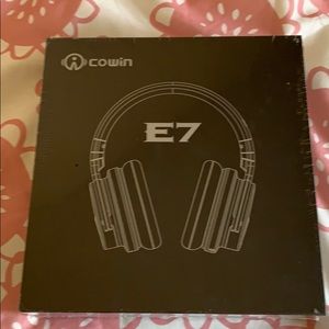 Brand new Cowin E7 noise cancelling headphones